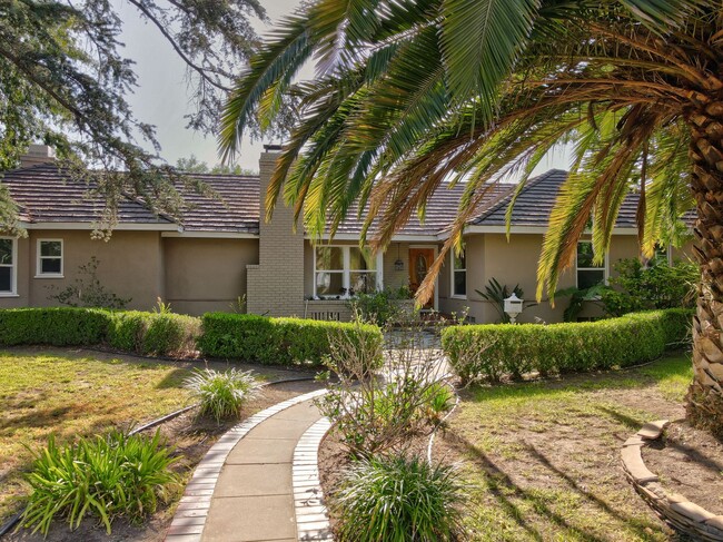 Building Photo - *** Gorgeous 4 bed 3 bath Single Family Ho...