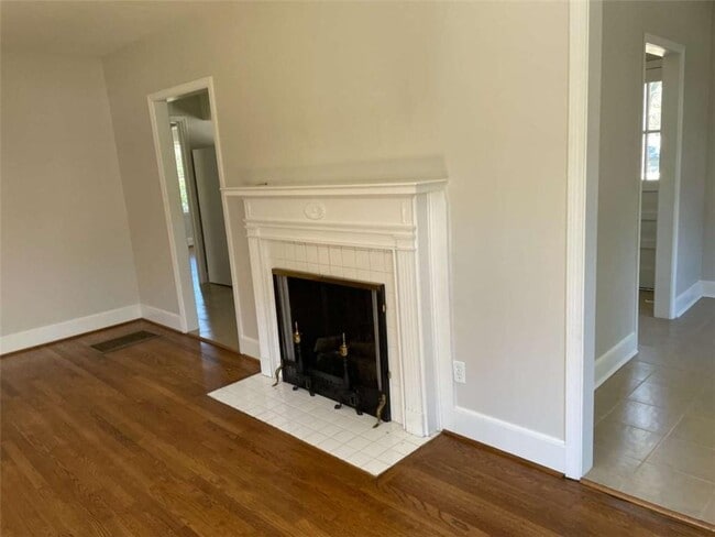 Building Photo - 2974 Hollywood Dr