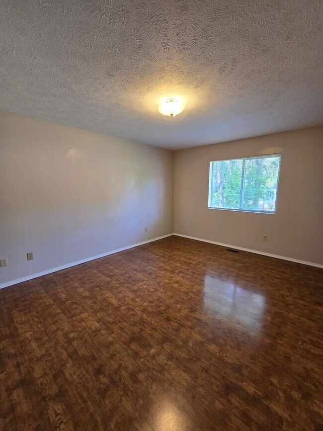 Building Photo - Cute home in the Great Brentwood Forest Ne...