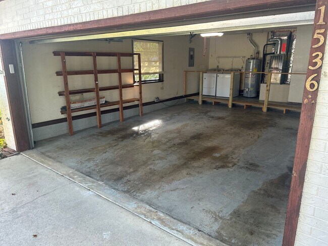 Building Photo - Spacious 3-Bedroom Home with Fenced Yard & Screened Porch in SE Ocala