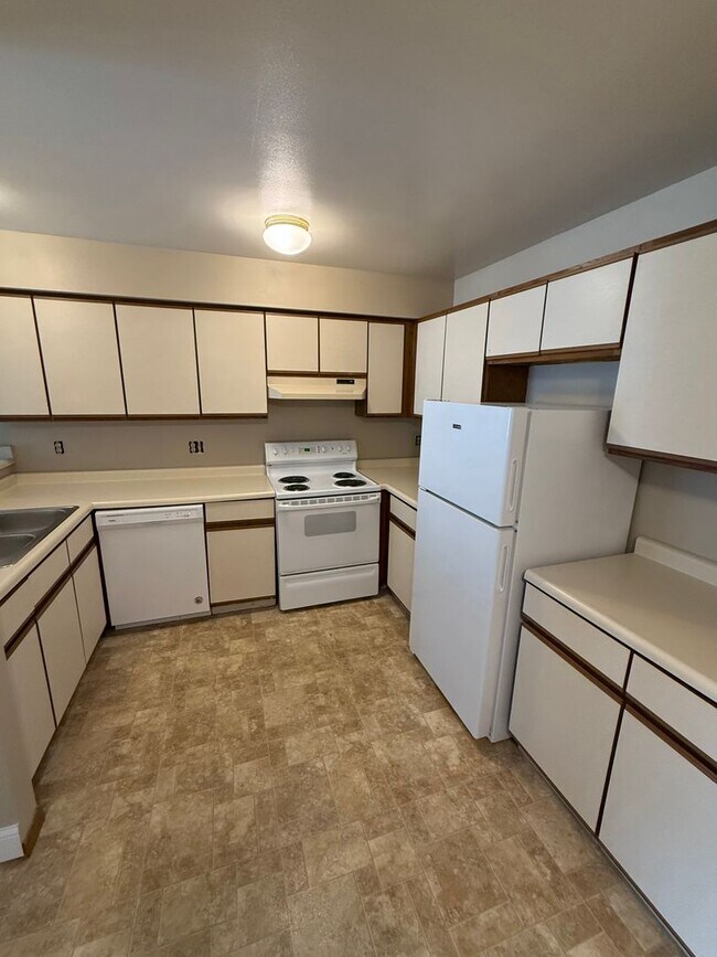 Building Photo - Private Entry 2 Bed/1 Bath Apartment!