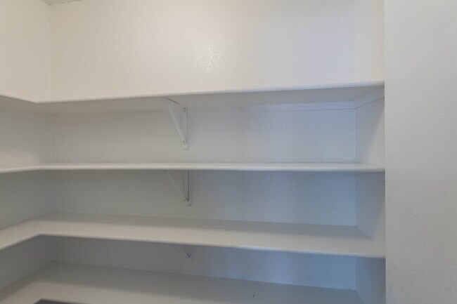 Building Photo - Great Location!