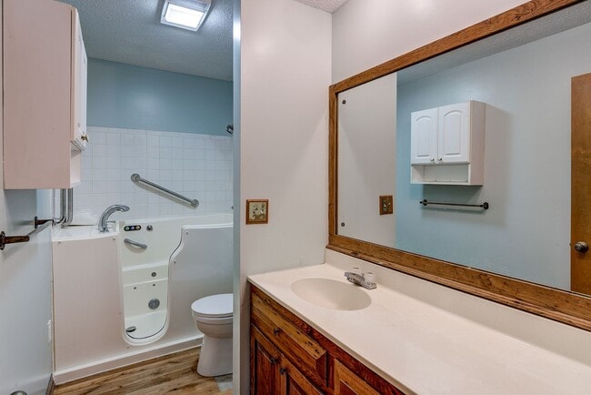 Building Photo - Large home in a beautiful setting close to all JC amenities