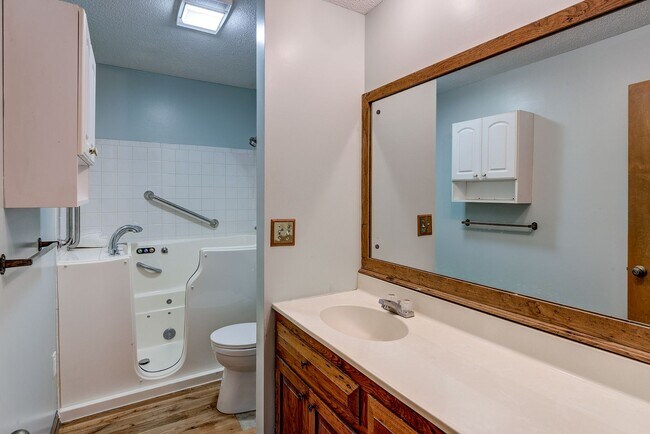 Building Photo - Large home in a beautiful setting close to...