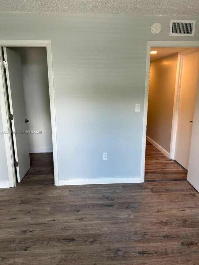 Building Photo - 9320 Fontainebleau Blvd