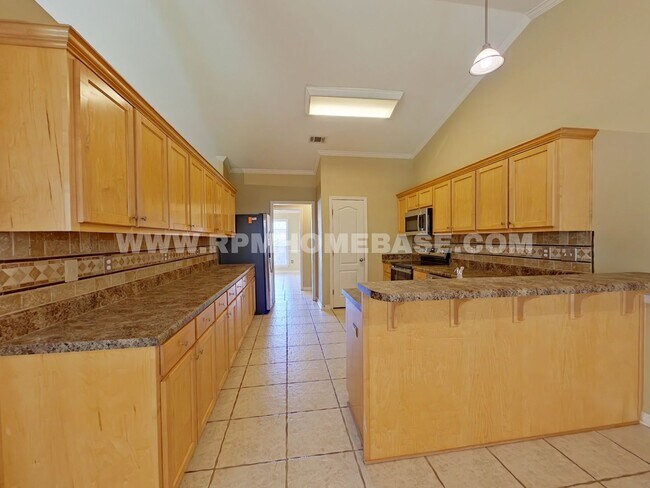 Building Photo - Beautiful Home with New Appliances in Quie...