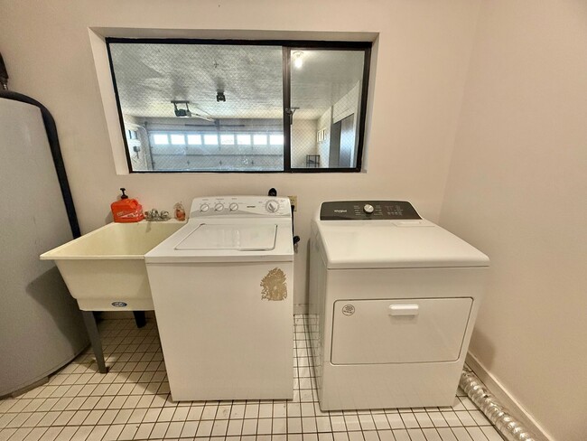 Building Photo - Pet friendly & Spacious - 3 Bedroom / 2 Ba...