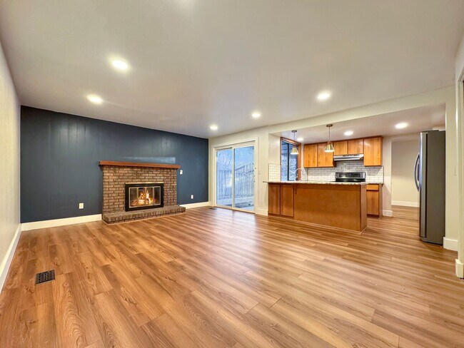 Building Photo - Pet-Friendly Newly Remodeled 3-Bedroom Home in South West Boise with Granite Counters, Gas Firepl...