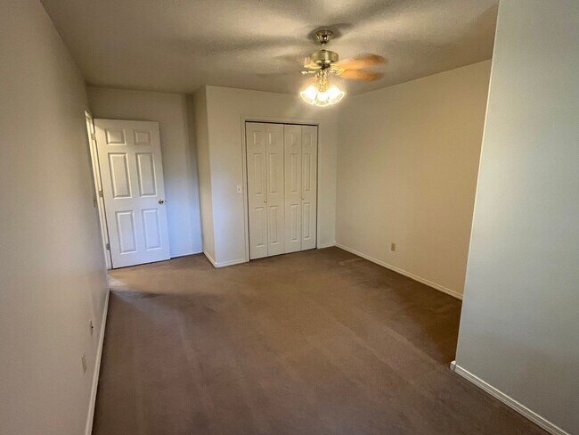 Building Photo - 308 W 16th Ct