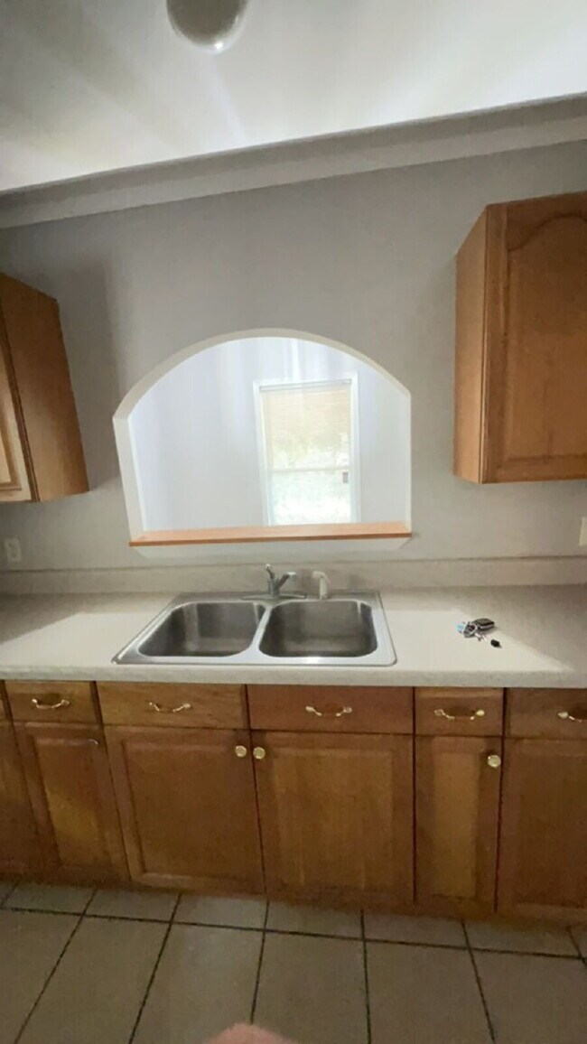 Building Photo - Spacious 3 Bedroom 2 Bath!