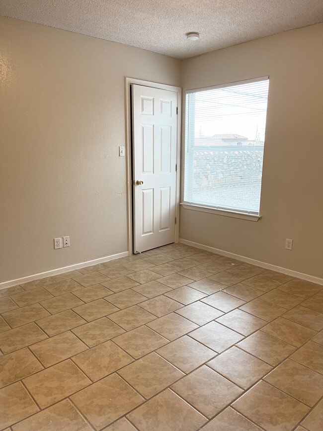 Building Photo - 4016 Moonlight Ave