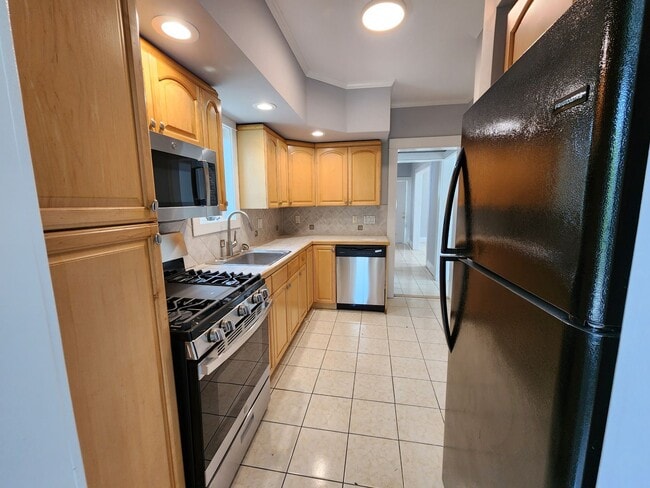 Building Photo - A Terrific Home For Your Family in Paramus