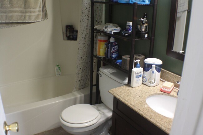 Building Photo - 2 Bedroom Apartments/Townhomes in Five Poi...