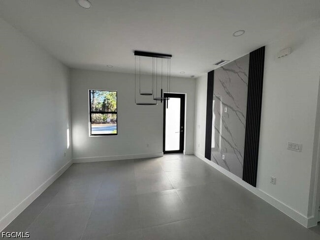 Building Photo - 1037 Barcelona St E