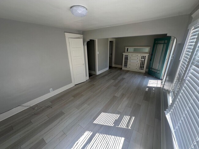 Interior Photo - 1117-1123 E. Appleton St