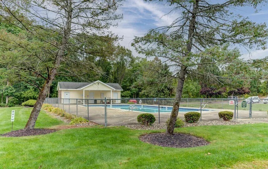 Building Photo - 504 Greenwich Dr