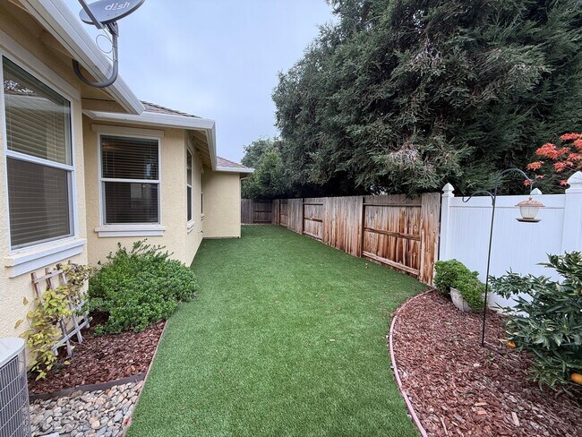 Building Photo - 2021 built two story in Oakdale!