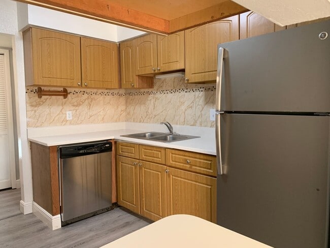 Building Photo - FOR RENT!!! SPACIOUS 3 BEDROOM 2 BATHROOM CONDO IN AVALON CONDOMIUMS...