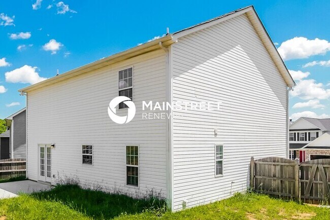 Building Photo - 4 Bedroom Pet-Friendly Home in POWELL, TN with Main Street Renewal