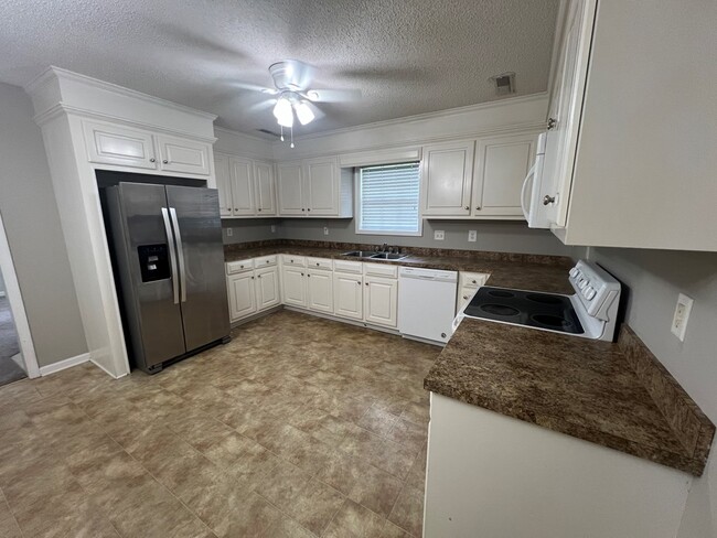 Building Photo - 325 Trailwood Dr