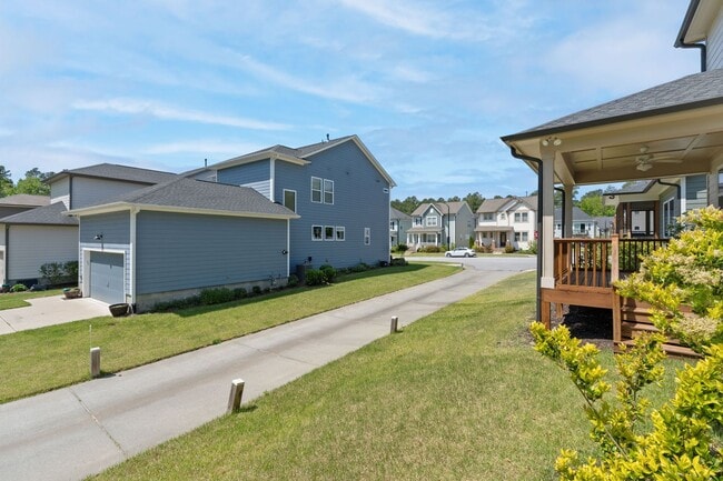 Building Photo - Available June 1!! Beautiful and Bright 4 Bedroom + 2.5 bath home with Loft & Open Floor Plan!