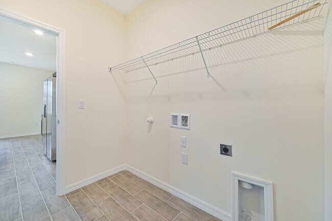 Building Photo - ** 3 + Den Home in NW Cape ~ 2 Car Garage **