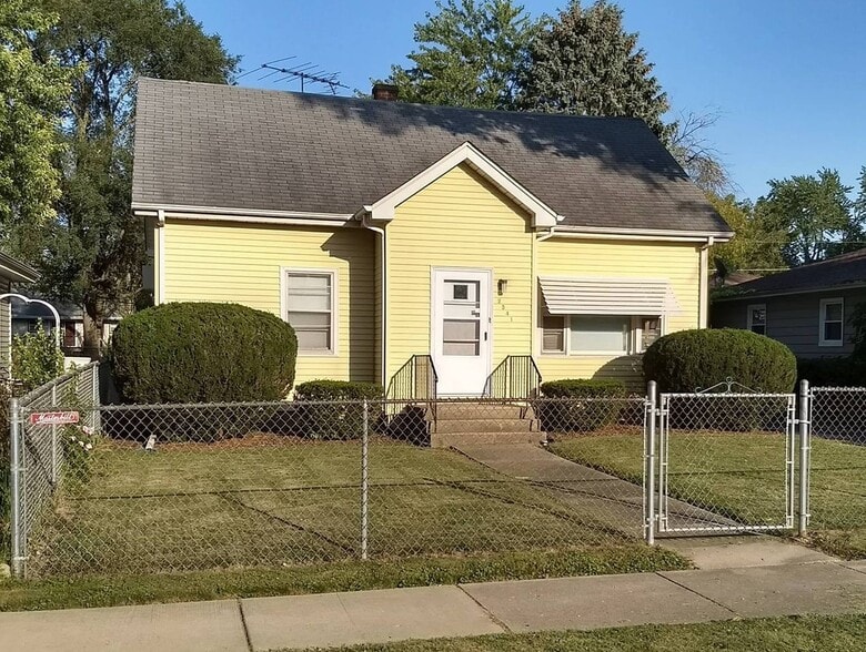 2BR in 2-flat house - 2541 Gilead Ave