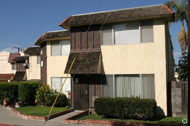 Primary Photo - 2835 E Spaulding St