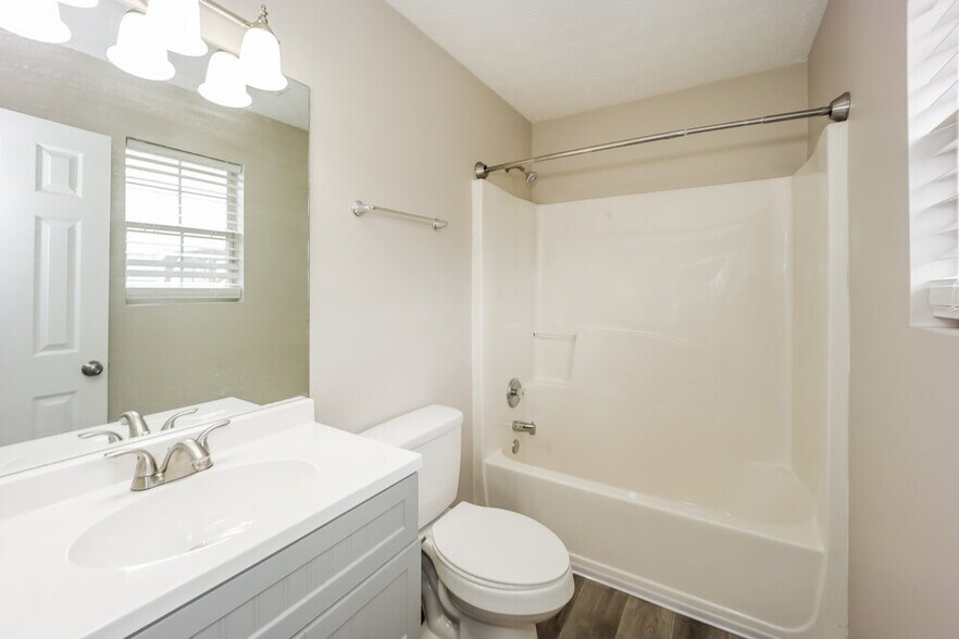 Building Photo - 220 Willow Springs Dr