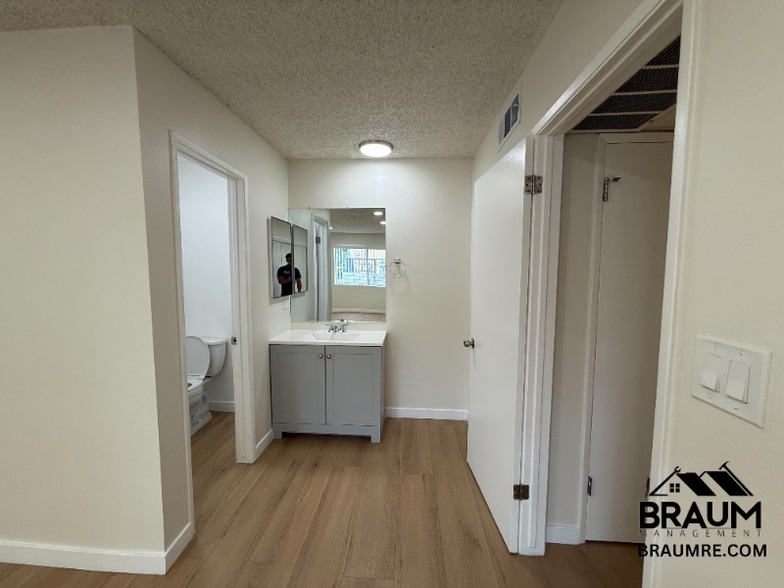 Building Photo - 5461 Kester Ave