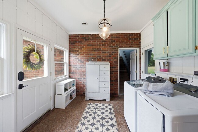 Building Photo - 1733 Carriage Ct