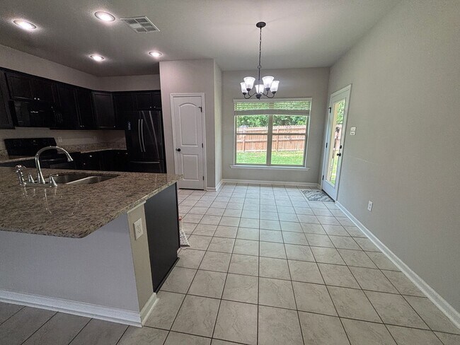 Building Photo - Great Starter Home in Gated Community