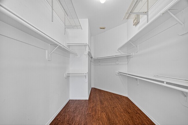 Building Photo - 3619 Parkshire Dr