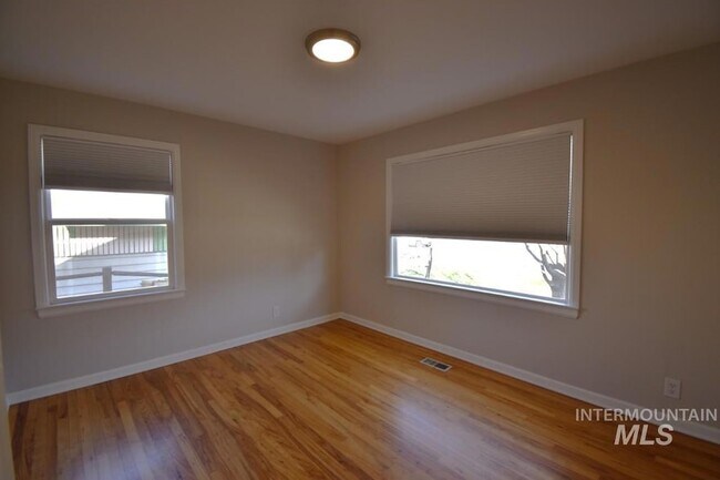 Building Photo - 1327 S Leadville Ave