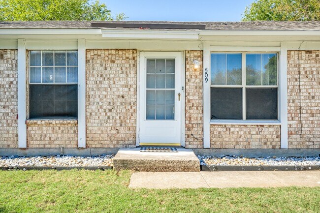 Building Photo - 509 Woodford Ln