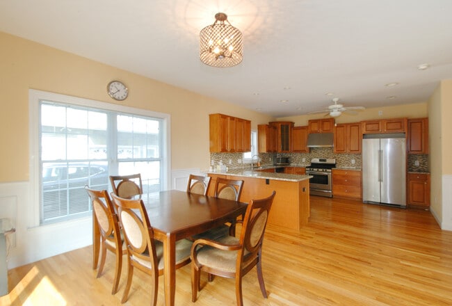 Building Photo - 638 Hope St