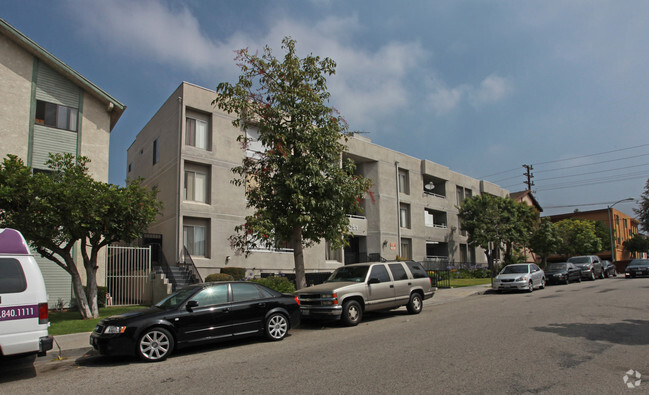 Building Photo - Justin Manor