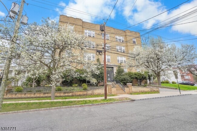 Building Photo - 22 St Lukes Pl