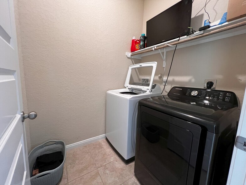 Utility room, washer and dryer included (2021) - 9186 Devils Riv