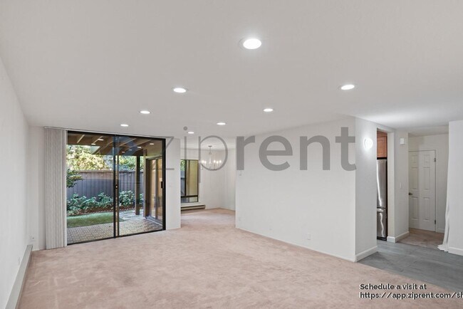 Building Photo - 2000 Rock St