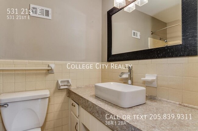 Building Photo - 531 21st St E