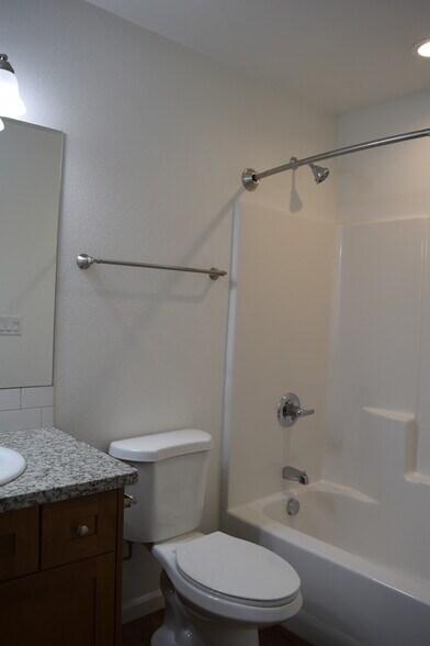 Building Photo - 836 SE Linden Ct