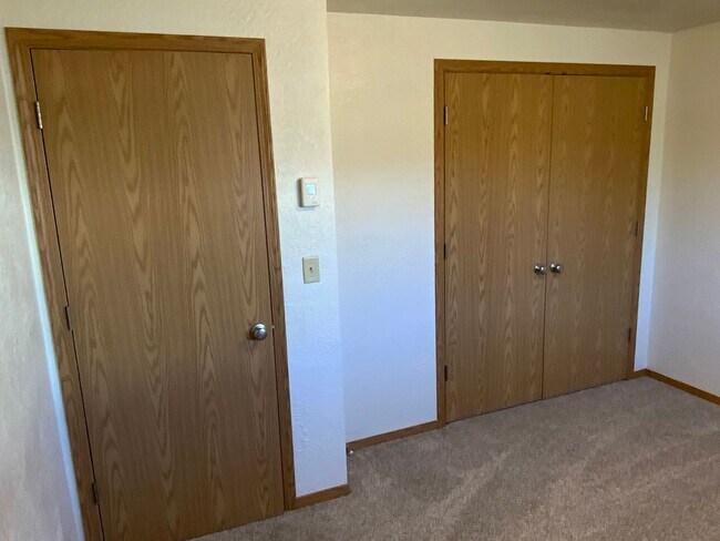 Building Photo - 2 bedroom in River Road Area