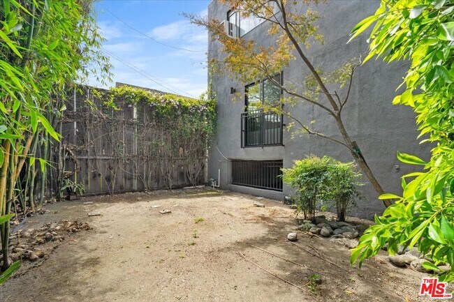 Building Photo - 612 Huntley Dr