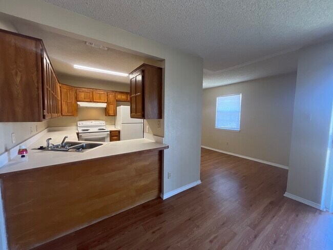 Building Photo - 2nd floor apartment water included! walkin...