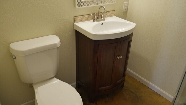 Building Photo - 3 Bedroom 2.5 Bath Townhome with Great Mou...
