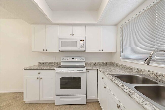 Building Photo - 3569 Bee Ridge Rd