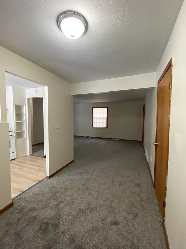 Building Photo - 2-Bedroom Remodeled Unit across from Lake Erie