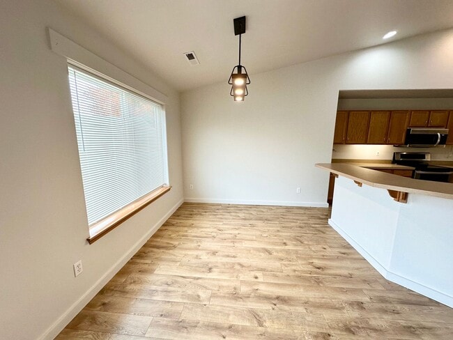 Building Photo - Charming 3 Bedroom Home