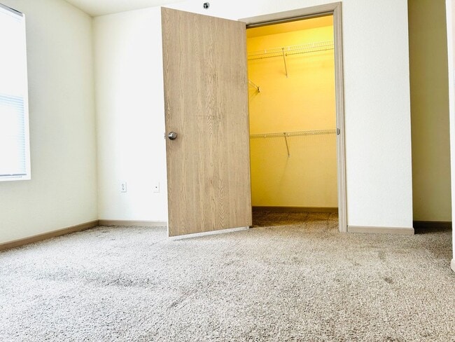Building Photo - Large 3 Bedroom Apartment, Great Location!